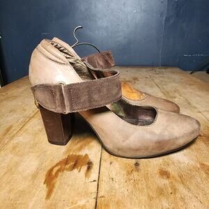 Apepazza sz 7.5 distressed leather mary jane heel with stud detail